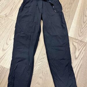 Lululemon Dance Studio
Relaxed-Fit Mid-Rise Cropped
Pant - size 2